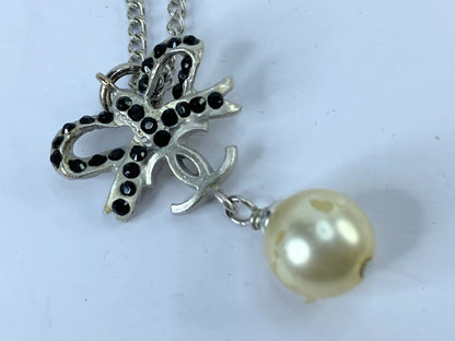 Chanel Ribbon Motif CC Logo Faux Pearl Black Rhinestone necklace with box O5P GS491