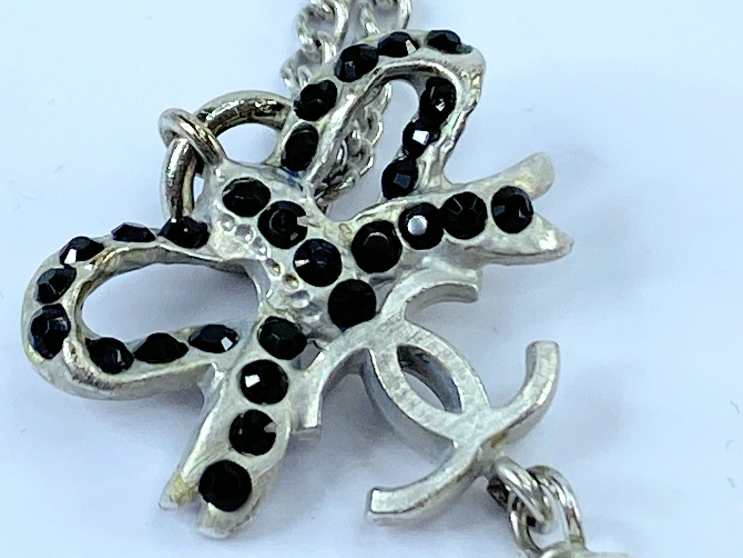 Chanel Ribbon Motif CC Logo Faux Pearl Black Rhinestone necklace with box O5P GS491