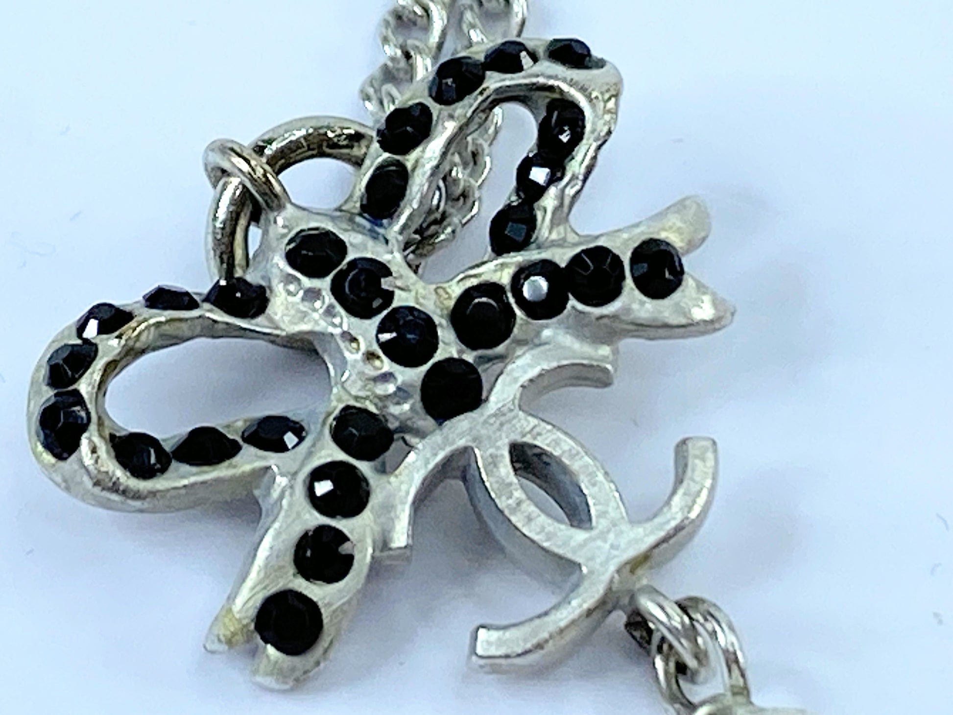 Chanel Ribbon Motif CC Logo Faux Pearl Black Rhinestone necklace with box O5P GS491