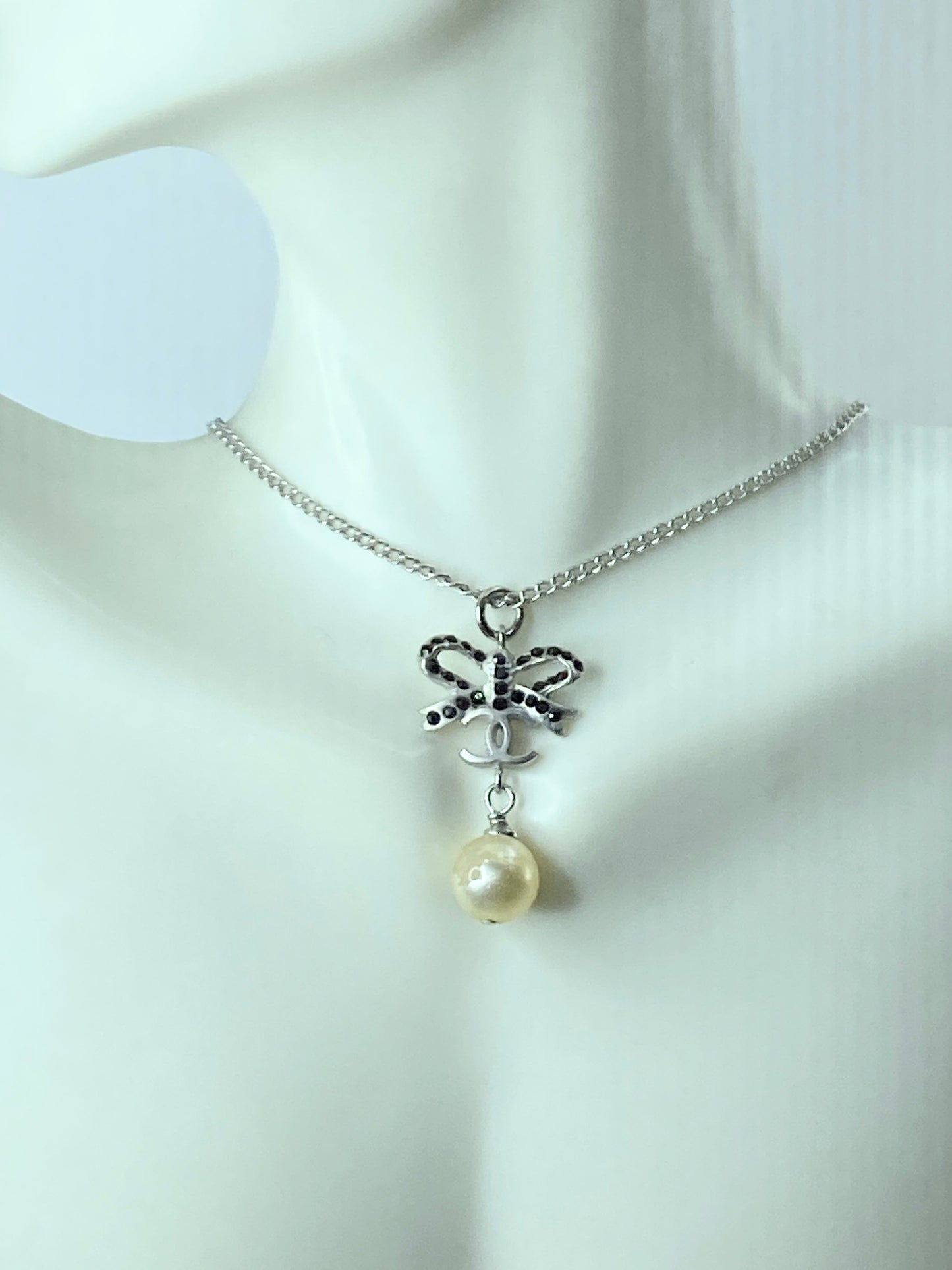 Chanel Ribbon Motif CC Logo Faux Pearl Black Rhinestone necklace with box O5P GS491