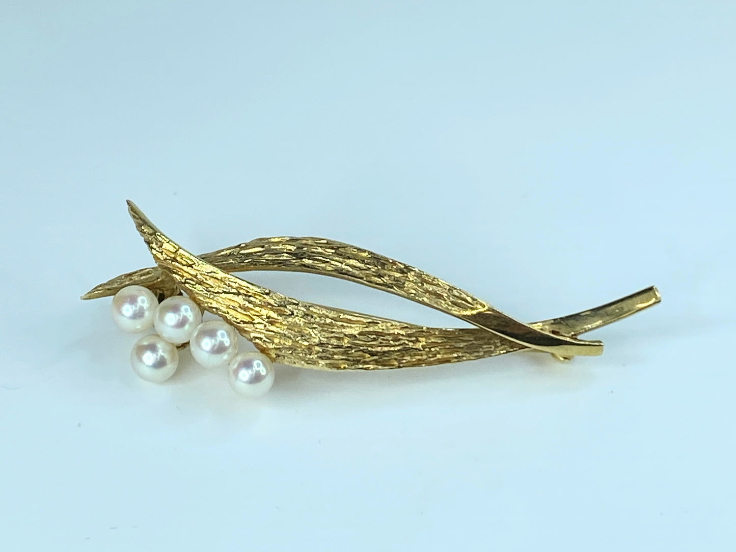 Akoya Cultured Pearl texture Contemporary 14K brooch JR9033