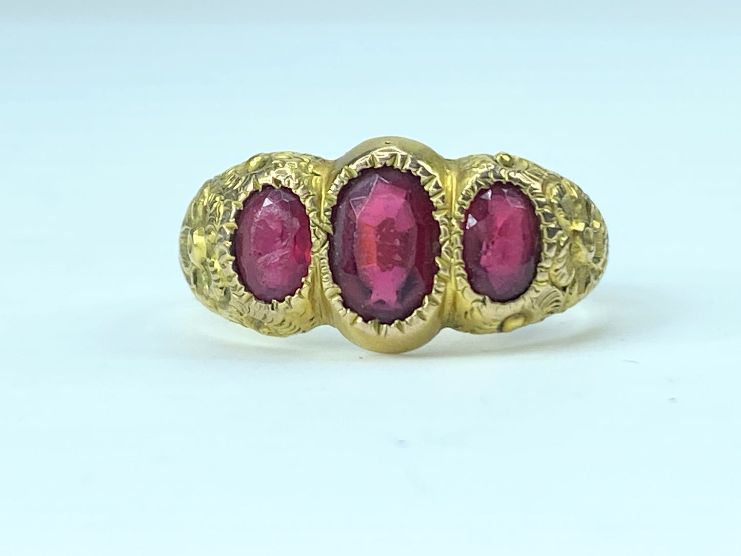 Antique 10K yellow gold Synthetic Ruby trio-stones ring 4.4g s7.75 JR95