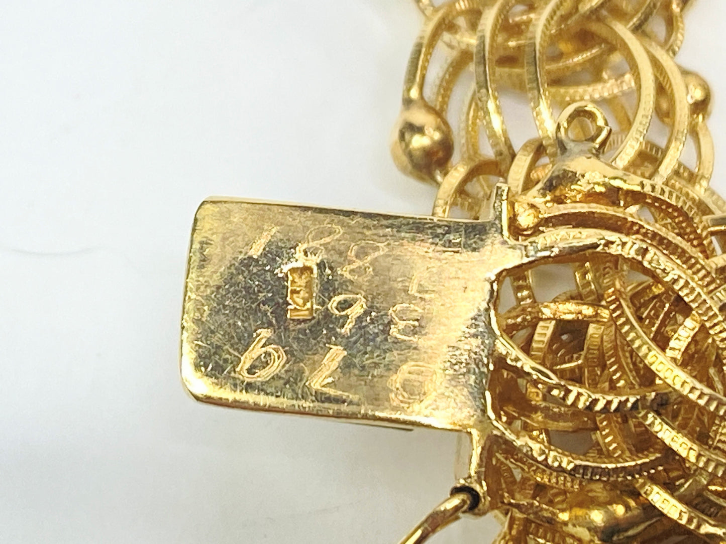 Exceptional 14K Gold Filigree Bracelet with Etched Links & Safety Chain JR1111