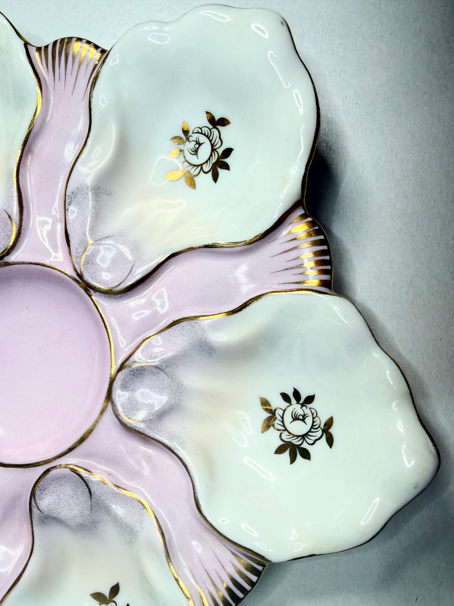 Majolica Scalloped Oyster Plate by Two’s Company Mt Vernon NY Pink & Gold A747
