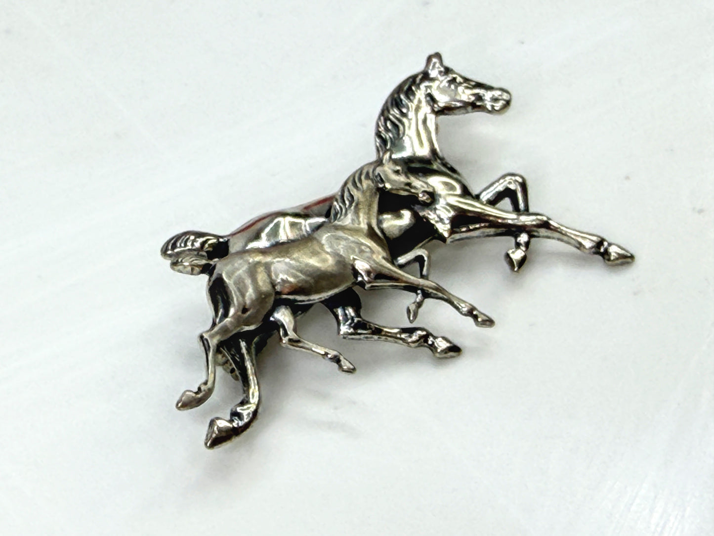 Vintage Beau Sterling Silver Running Horses Mare Foal Brooch Pin  3.4g JR1977