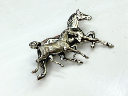 Vintage Beau Sterling Silver Running Horses Mare Foal Brooch Pin  3.4g JR1977
