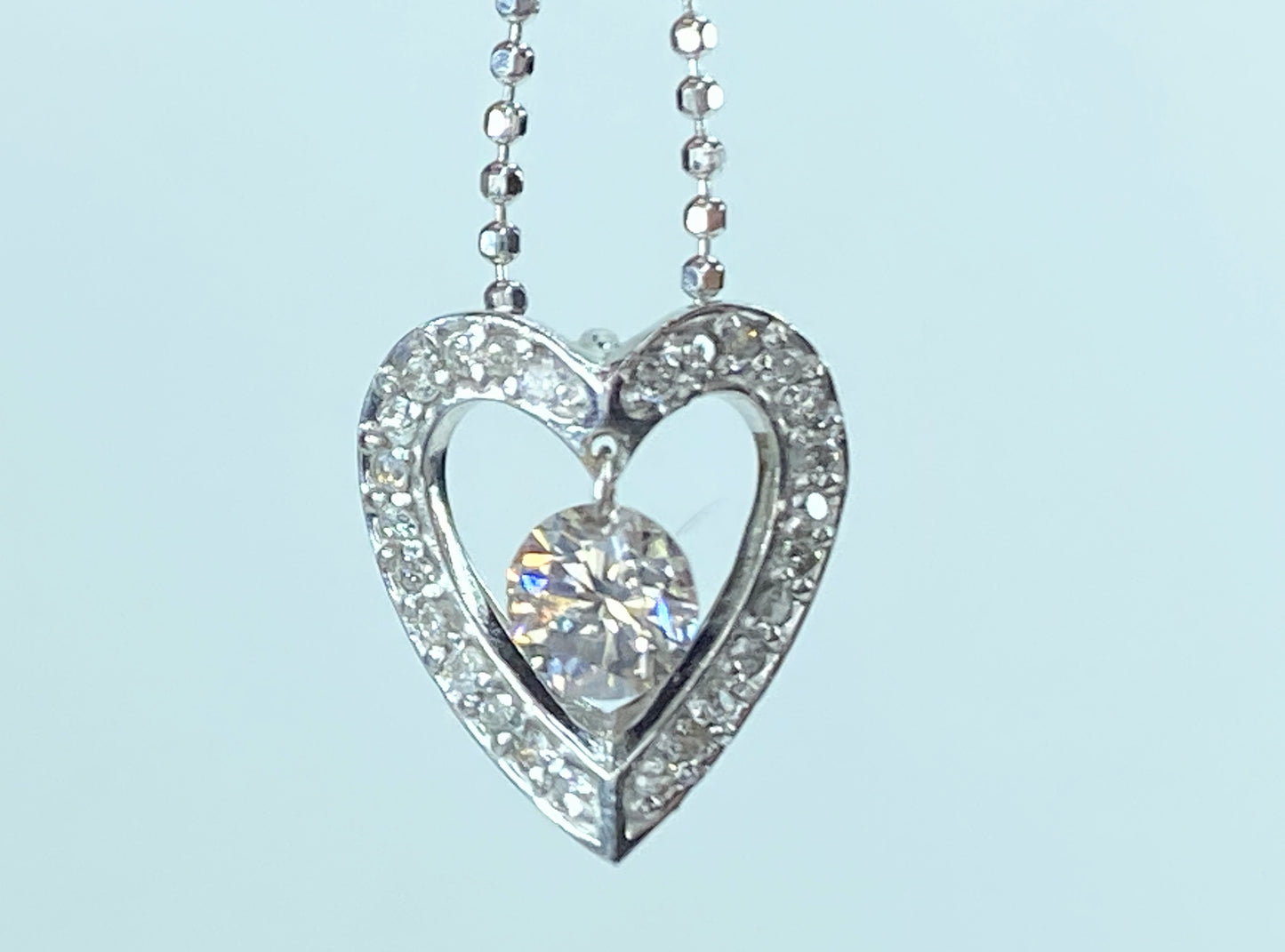 Italy 18 karat 0.3ct Dangle H/SI diamond Heart pendant necklace 3g 15.0" JR9561