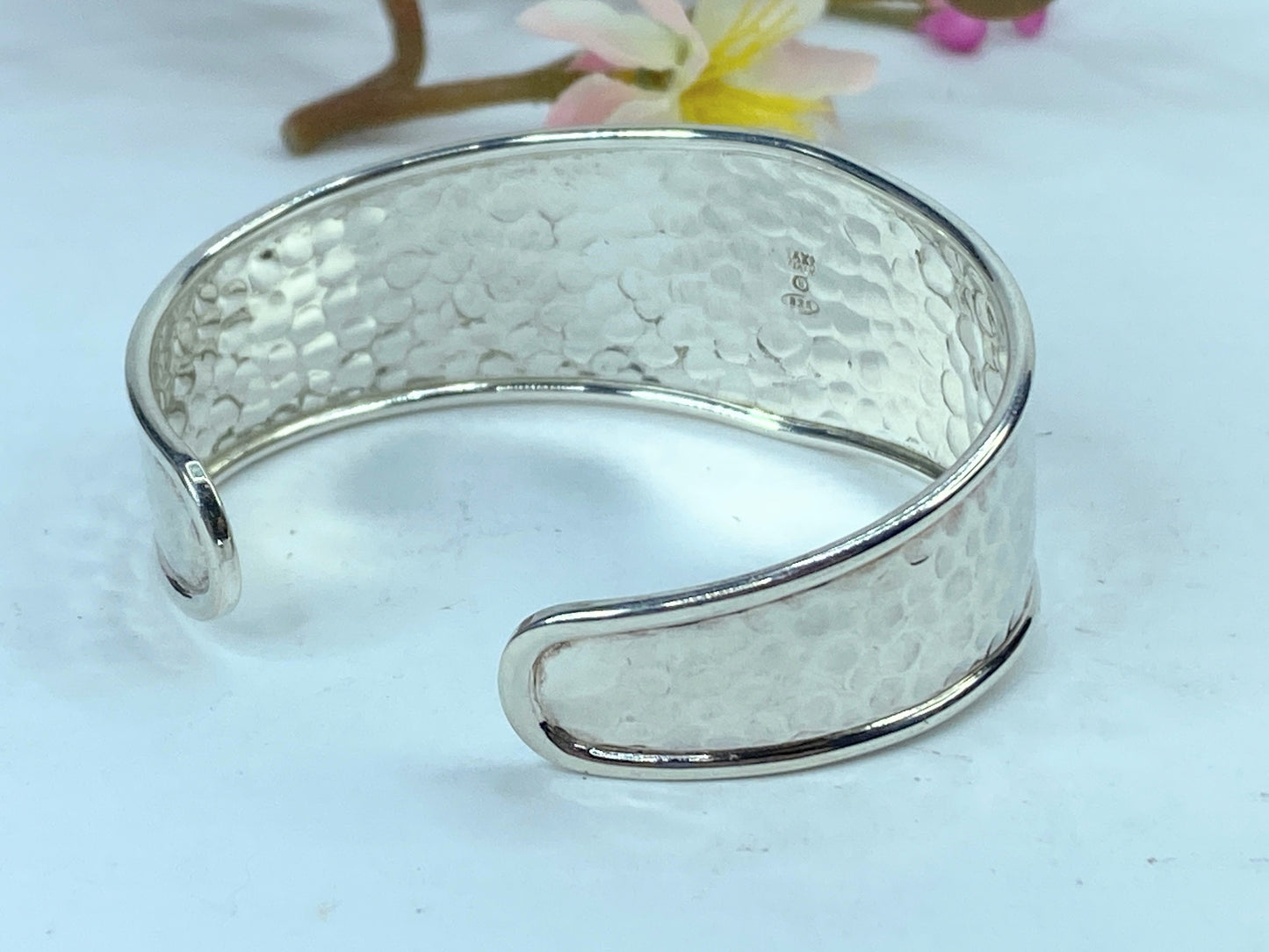 Italy Hammered Sterling Silver Cuff Bracelet 14K Cameo Centerpiece 6.75 JR9684