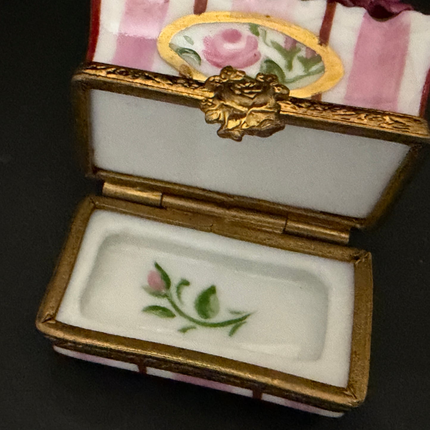 Vintage Peint Main Limoges France Handbag Trinket Box Rose Clasp Signed A784