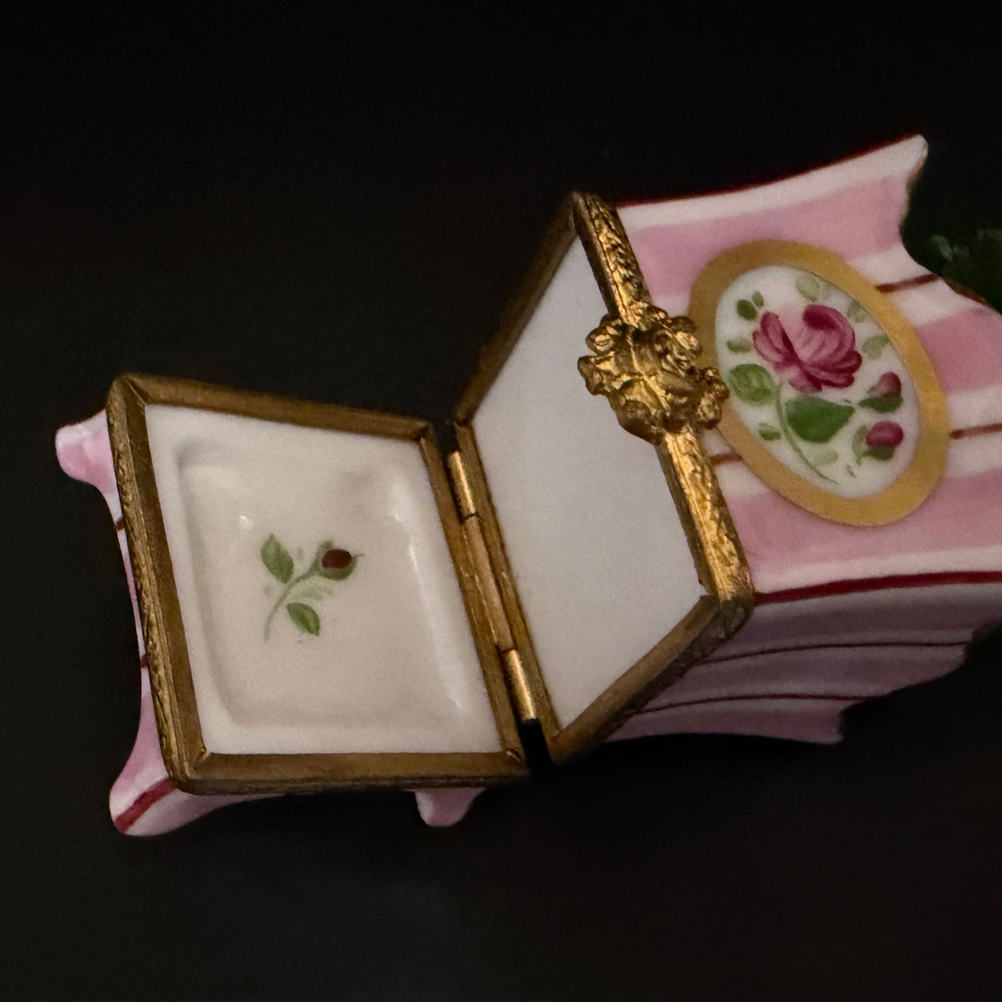 Limoges Peint Main Floral Planter Trinket Box Rose Clasp BRC France A786