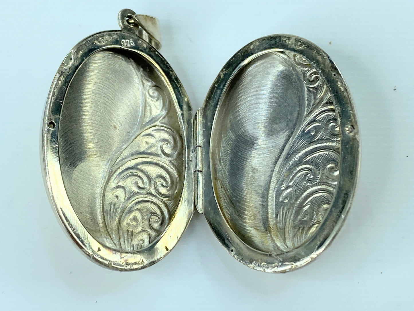 English Sterling silver 925 Scroll Oval locket 1 7/8" 12g JR796
