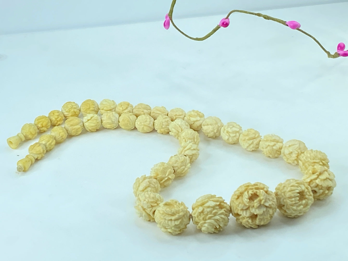 Antique deep hand carved 20mm Peony graduated Resin bead necklace 48g 18" GS555