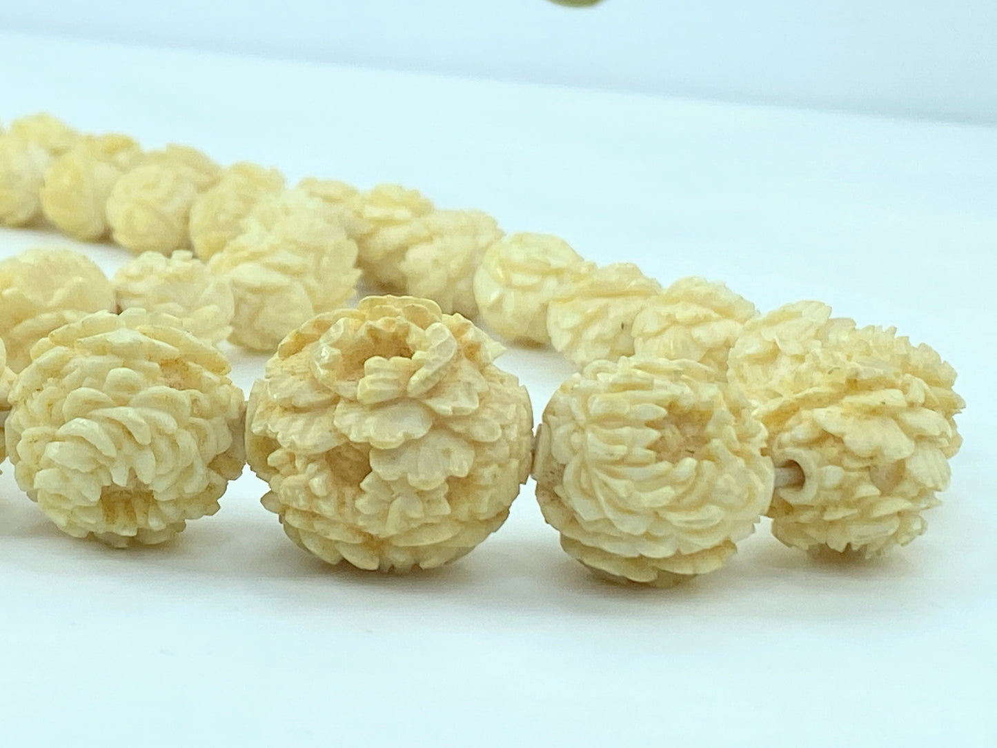 Antique deep hand carved 20mm Peony graduated Resin bead necklace 48g 18" GS555