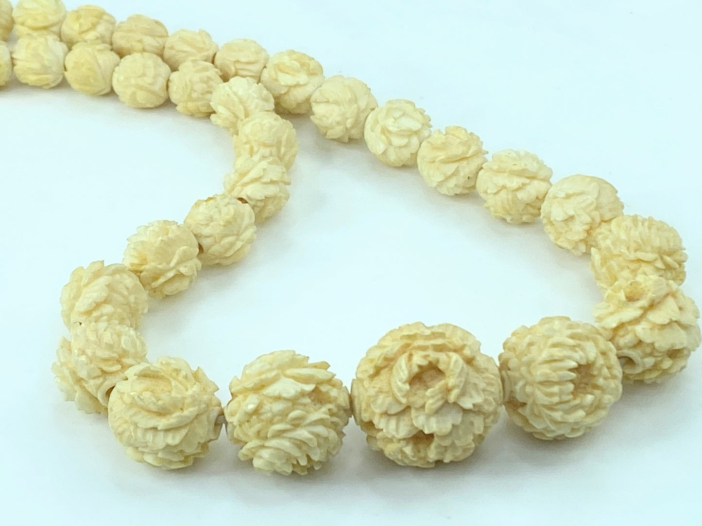 Antique deep hand carved 20mm Peony graduated Resin bead necklace 48g 18" GS555