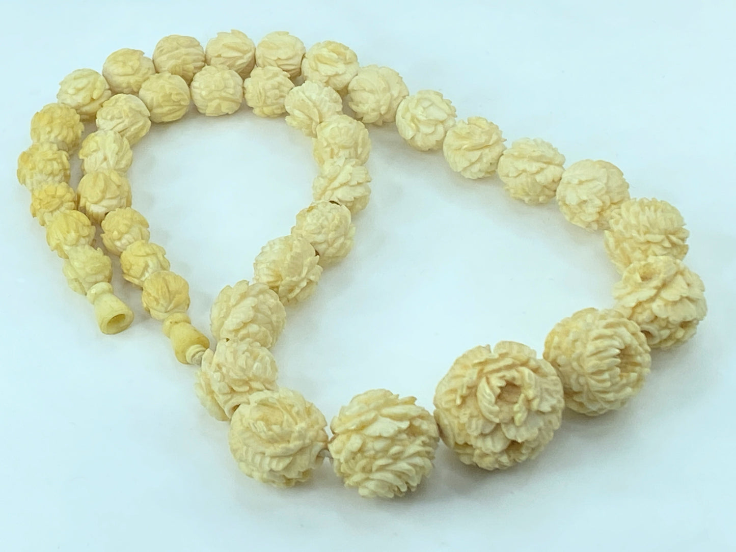 Antique deep hand carved 20mm Peony graduated Resin bead necklace 48g 18" GS555