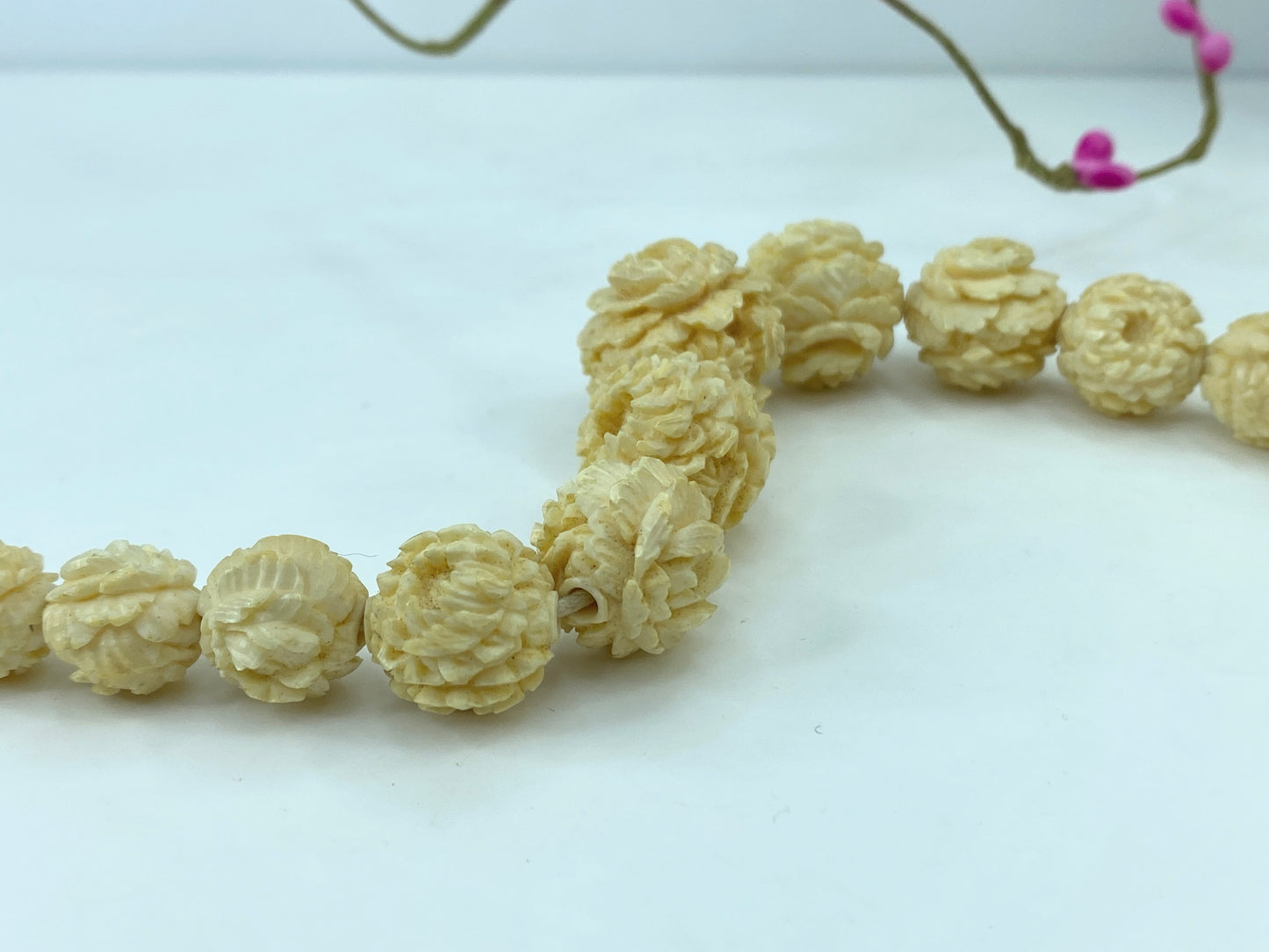 Antique deep hand carved 20mm Peony graduated Resin bead necklace 48g 18" GS555