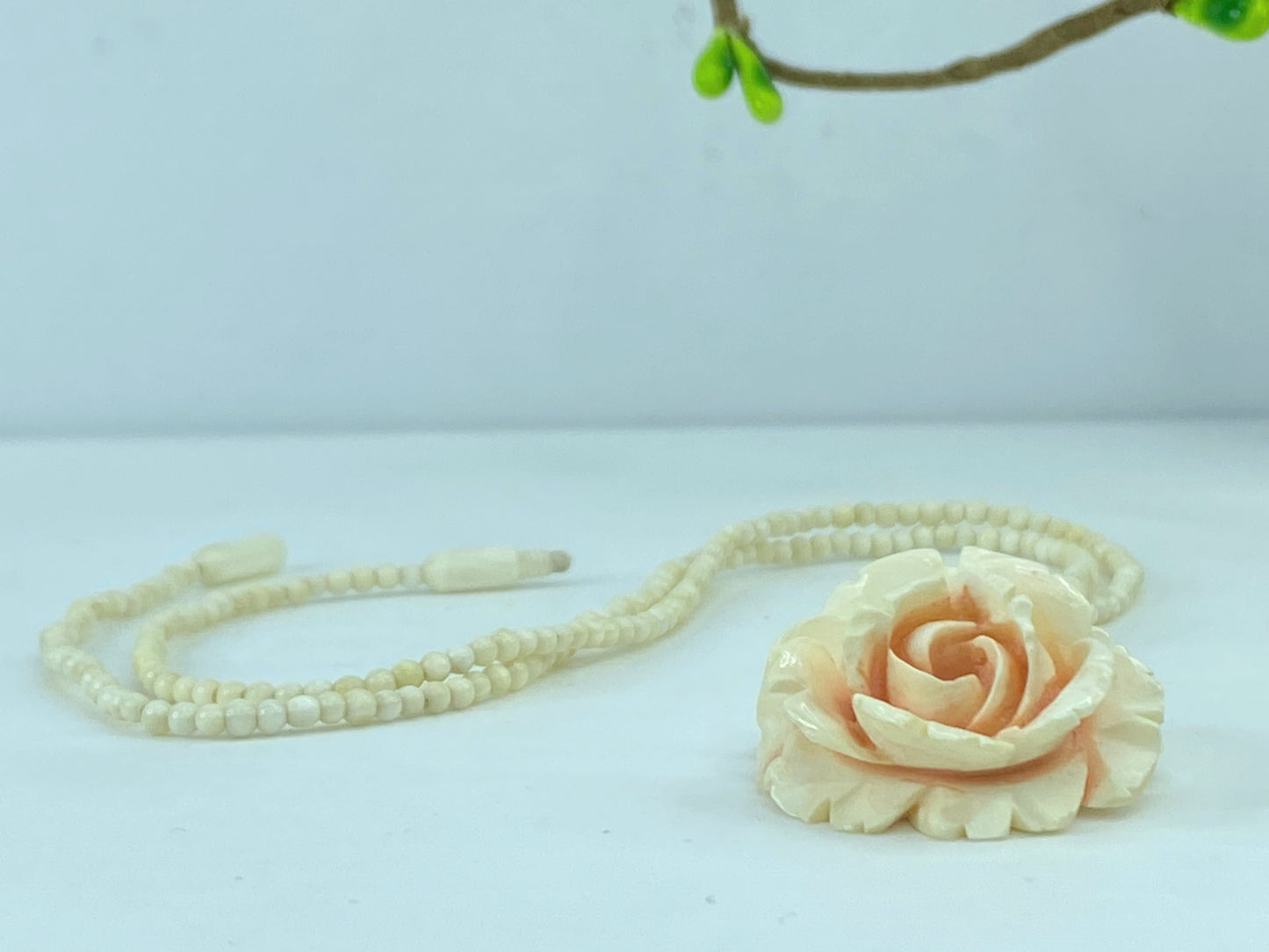 Antique Carved, Fine Resin Cabbage Rose Pendant & Bead Necklace 67g GS556