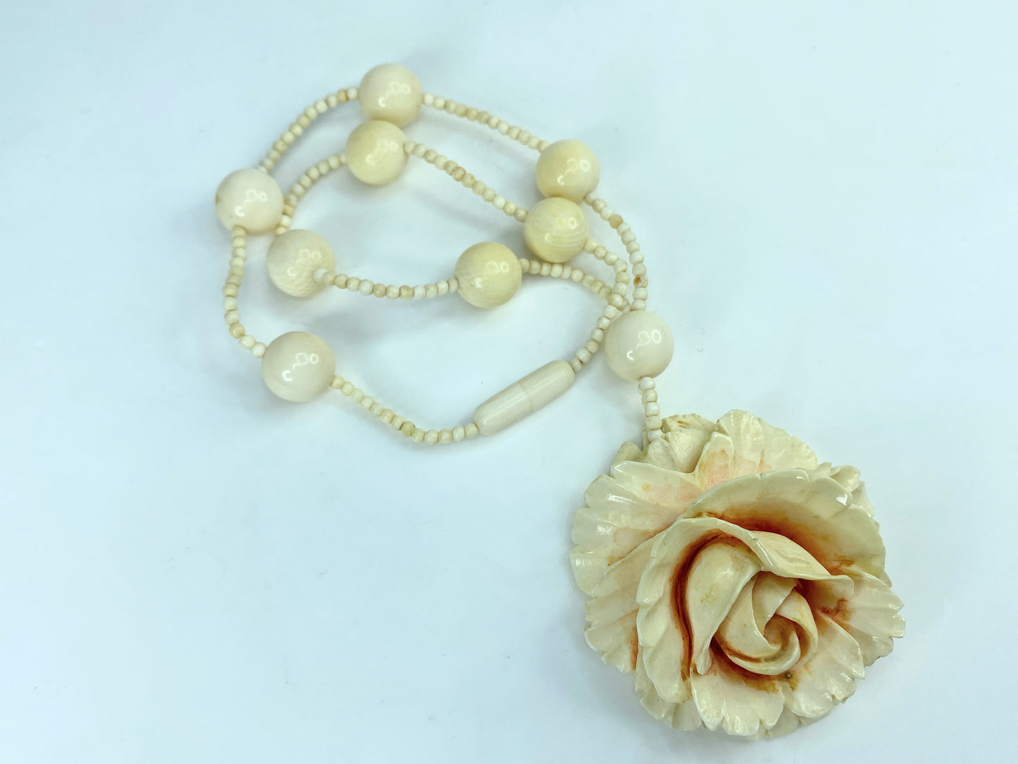 c1900 Carved Huge 2" Fine Resin Cabbage Rose Pendant & Bead Necklace GS557