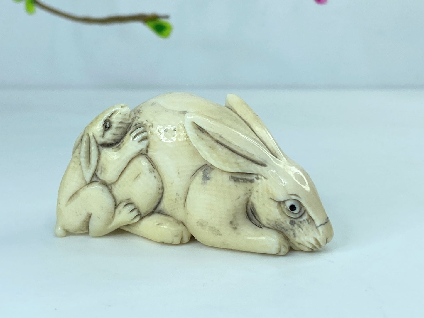c50 Signed hand carved Japanese Netsuke Resin "Two bunnies nesting" 32.8g GS561