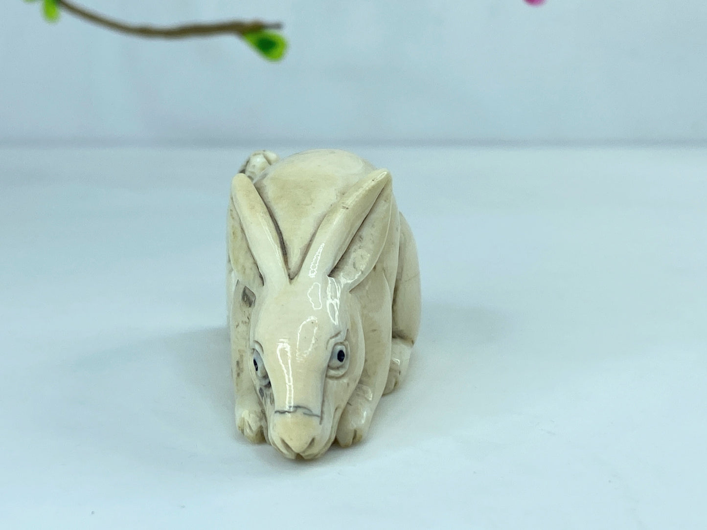 c50 Signed hand carved Japanese Netsuke Resin "Two bunnies nesting" 32.8g GS561
