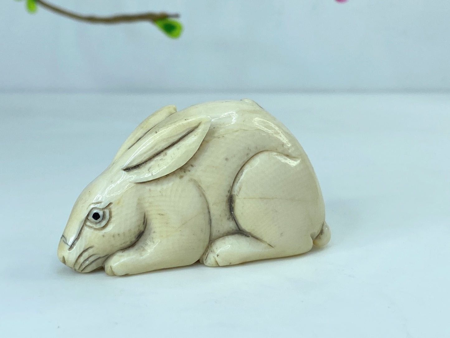 c50 Signed hand carved Japanese Netsuke Resin "Two bunnies nesting" 32.8g GS561