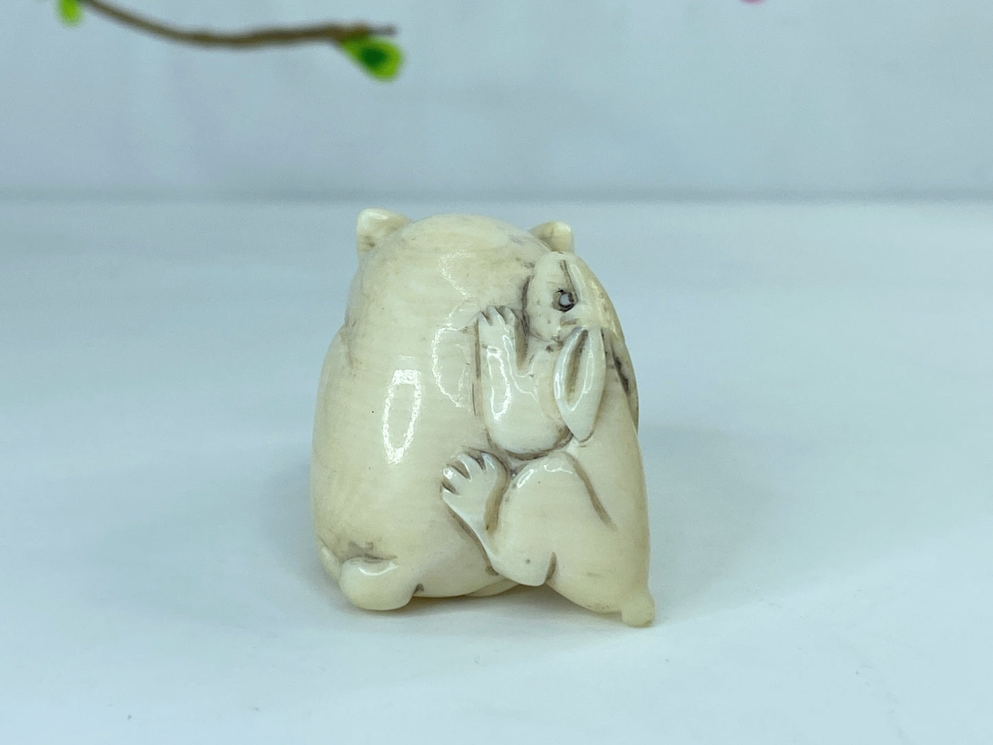 c50 Signed hand carved Japanese Netsuke Resin "Two bunnies nesting" 32.8g GS561