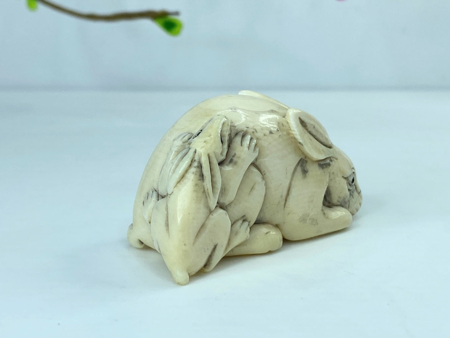 c50 Signed hand carved Japanese Netsuke Resin "Two bunnies nesting" 32.8g GS561
