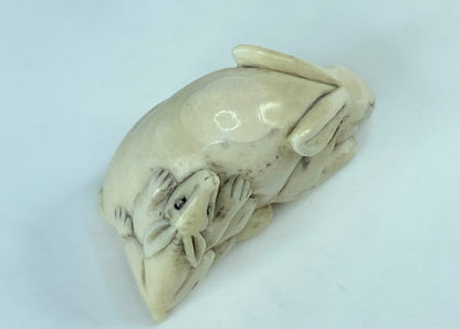 c50 Signed hand carved Japanese Netsuke Resin "Two bunnies nesting" 32.8g GS561