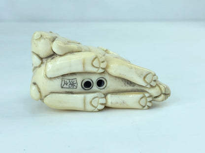 c50 Signed hand carved Japanese Netsuke Resin "Two bunnies nesting" 32.8g GS561