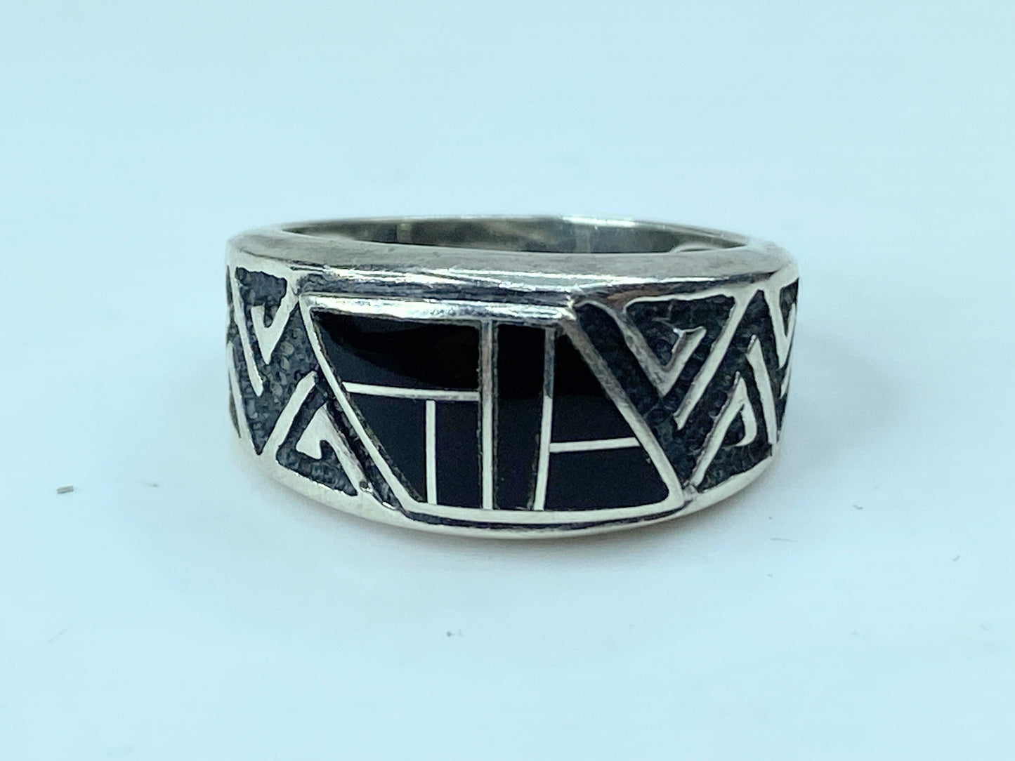 Signed Zuni 925 Sterling Silver Onyx Carved Spiral Design ring JR762