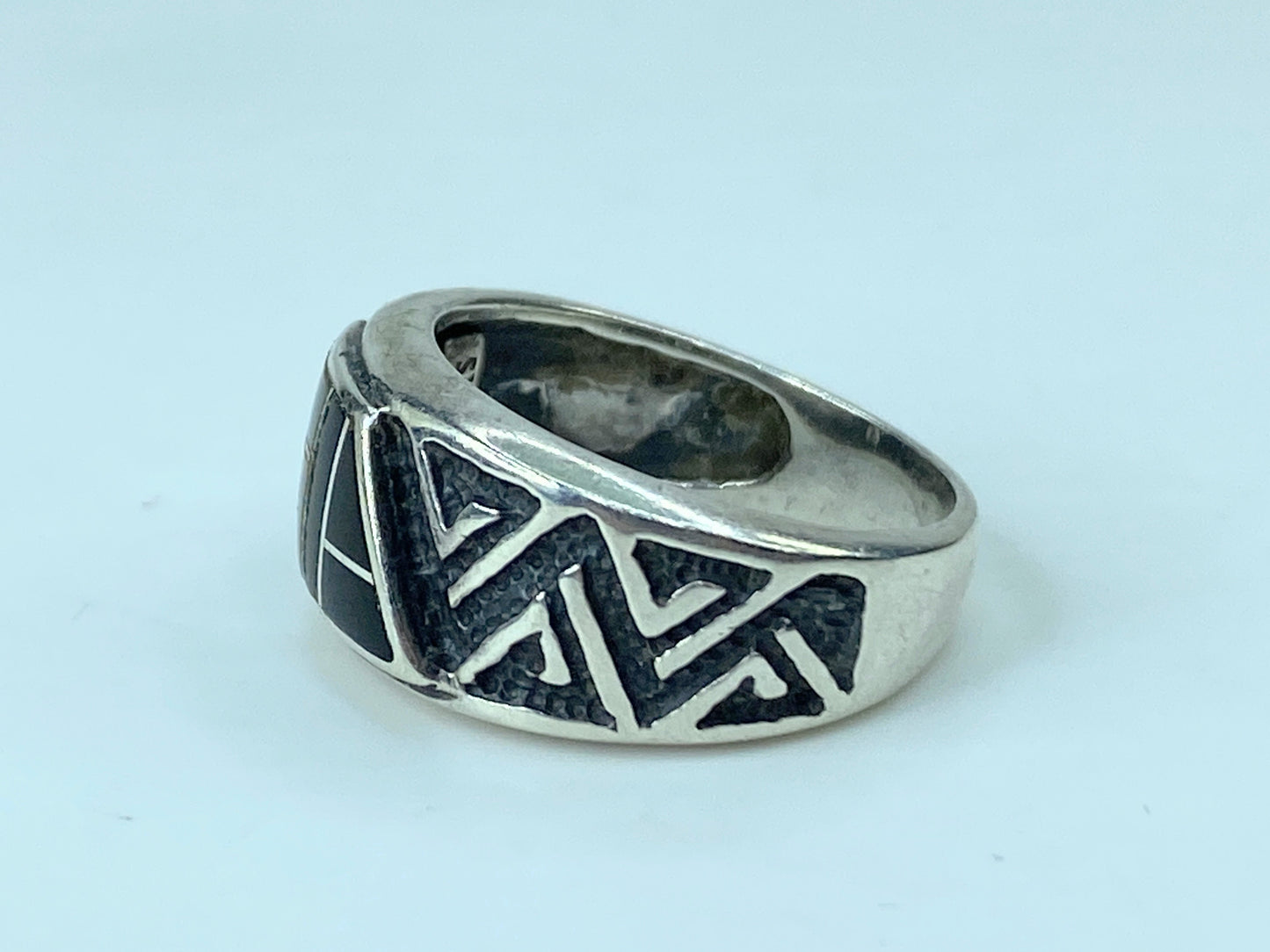 Signed Zuni 925 Sterling Silver Onyx Carved Spiral Design ring JR762