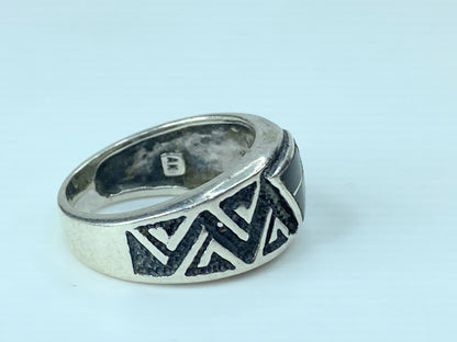 Signed Zuni 925 Sterling Silver Onyx Carved Spiral Design ring JR762