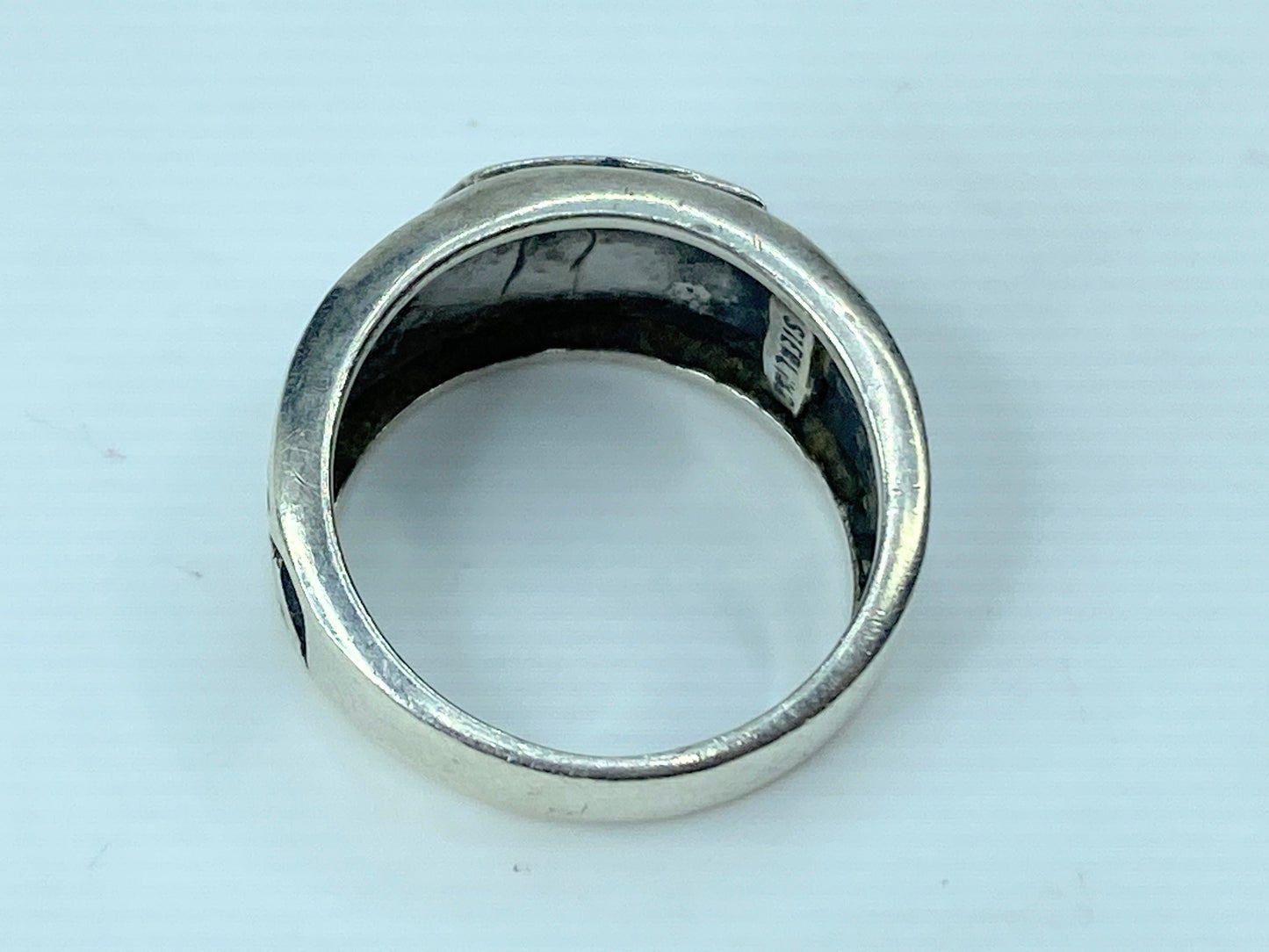 Signed Zuni 925 Sterling Silver Onyx Carved Spiral Design ring JR762