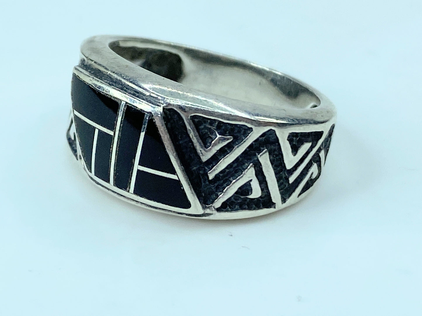 Signed Zuni 925 Sterling Silver Onyx Carved Spiral Design ring JR762
