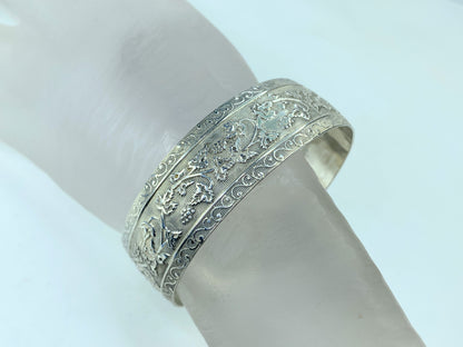 c1930 Sterling Silver hand embossed Grape Vine motif flexible wide bangle JR777