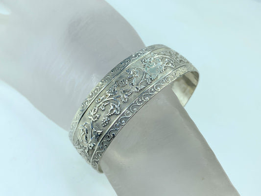 c1930 Sterling Silver hand embossed Grape Vine motif flexible wide bangle JR777