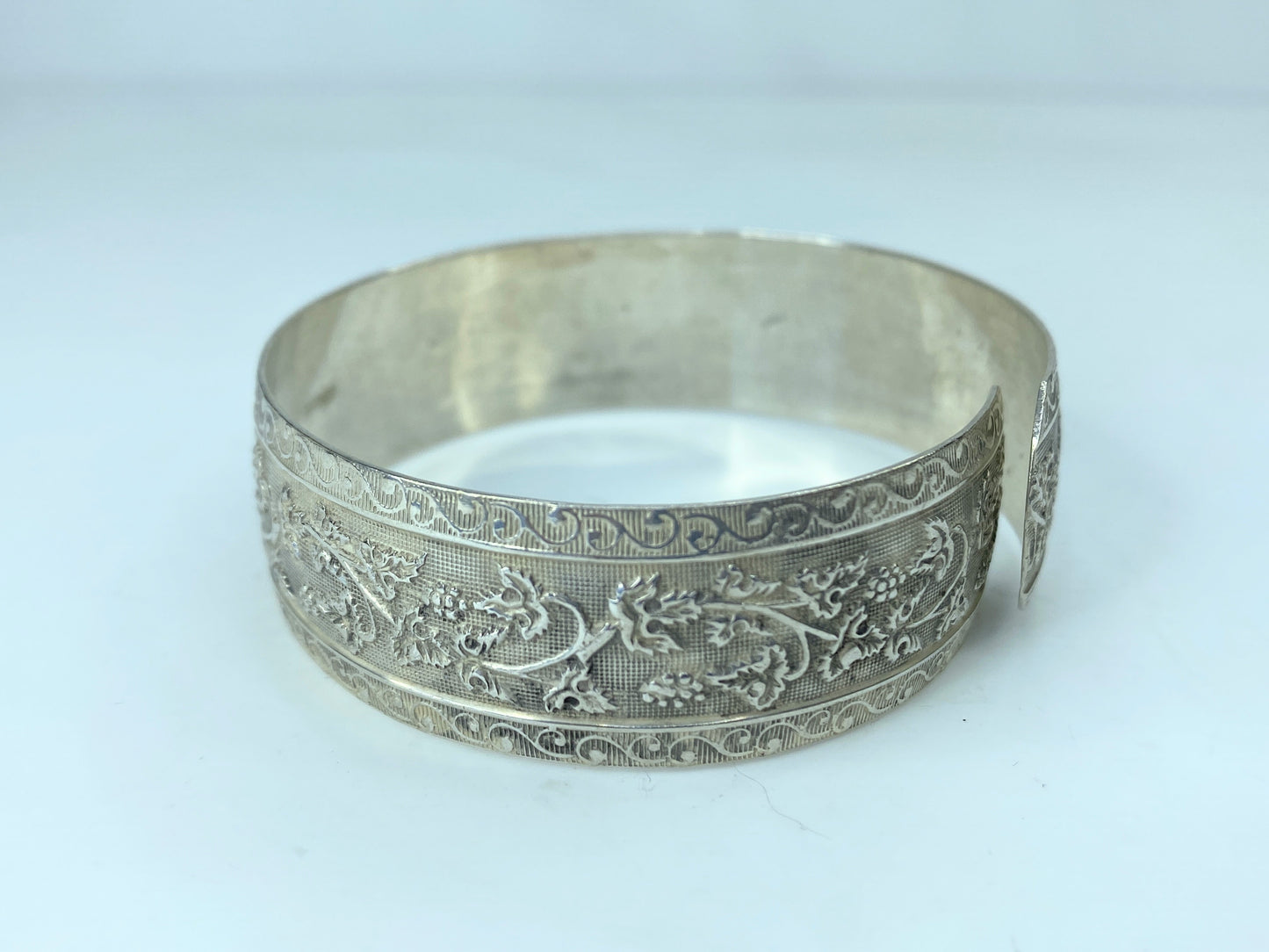 c1930 Sterling Silver hand embossed Grape Vine motif flexible wide bangle JR777