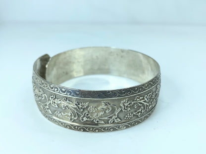 c1930 Sterling Silver hand embossed Grape Vine motif flexible wide bangle JR777
