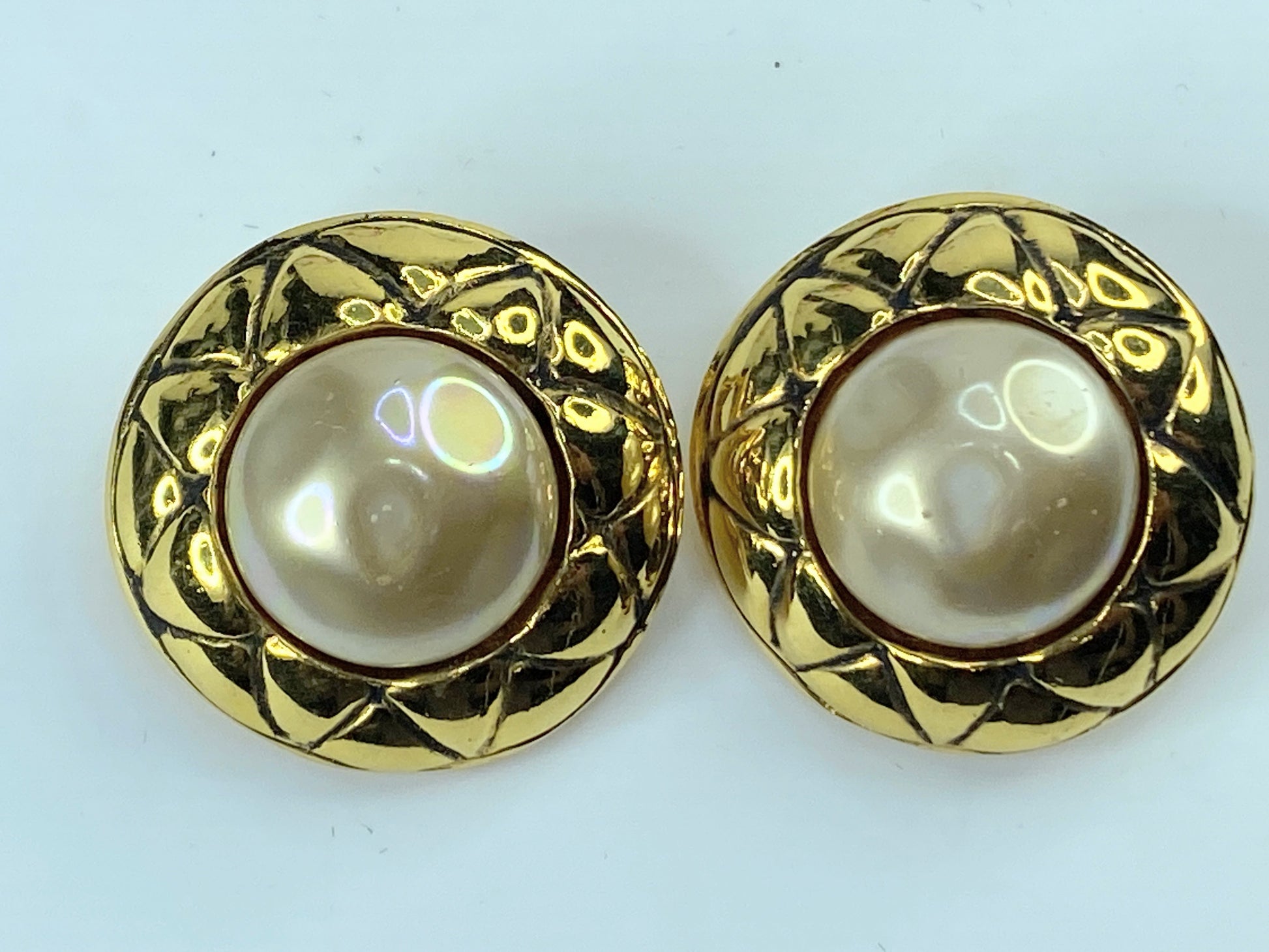 Chanel Matelassé pearl Gold-tone clip on earrings GS349