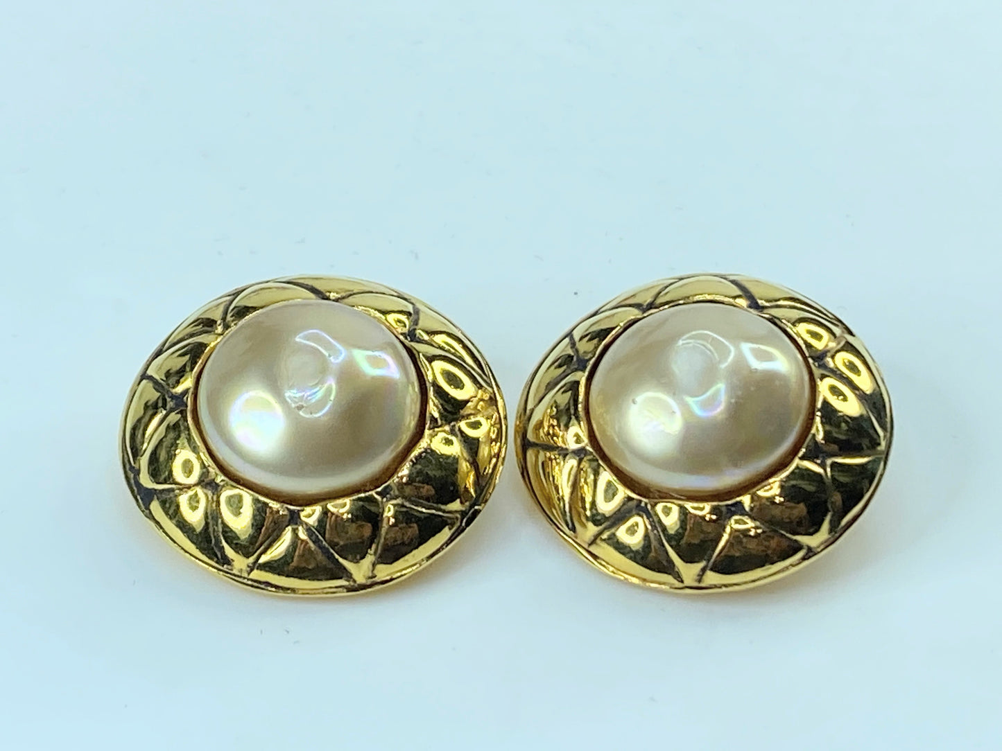 Chanel Matelassé pearl Gold-tone clip on earrings GS349