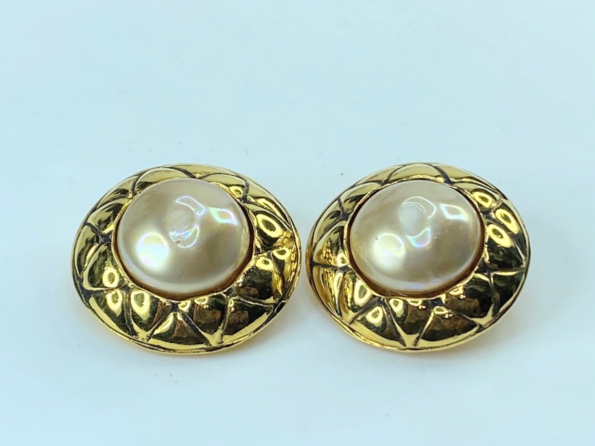 Chanel Matelassé pearl Gold-tone clip on earrings GS349