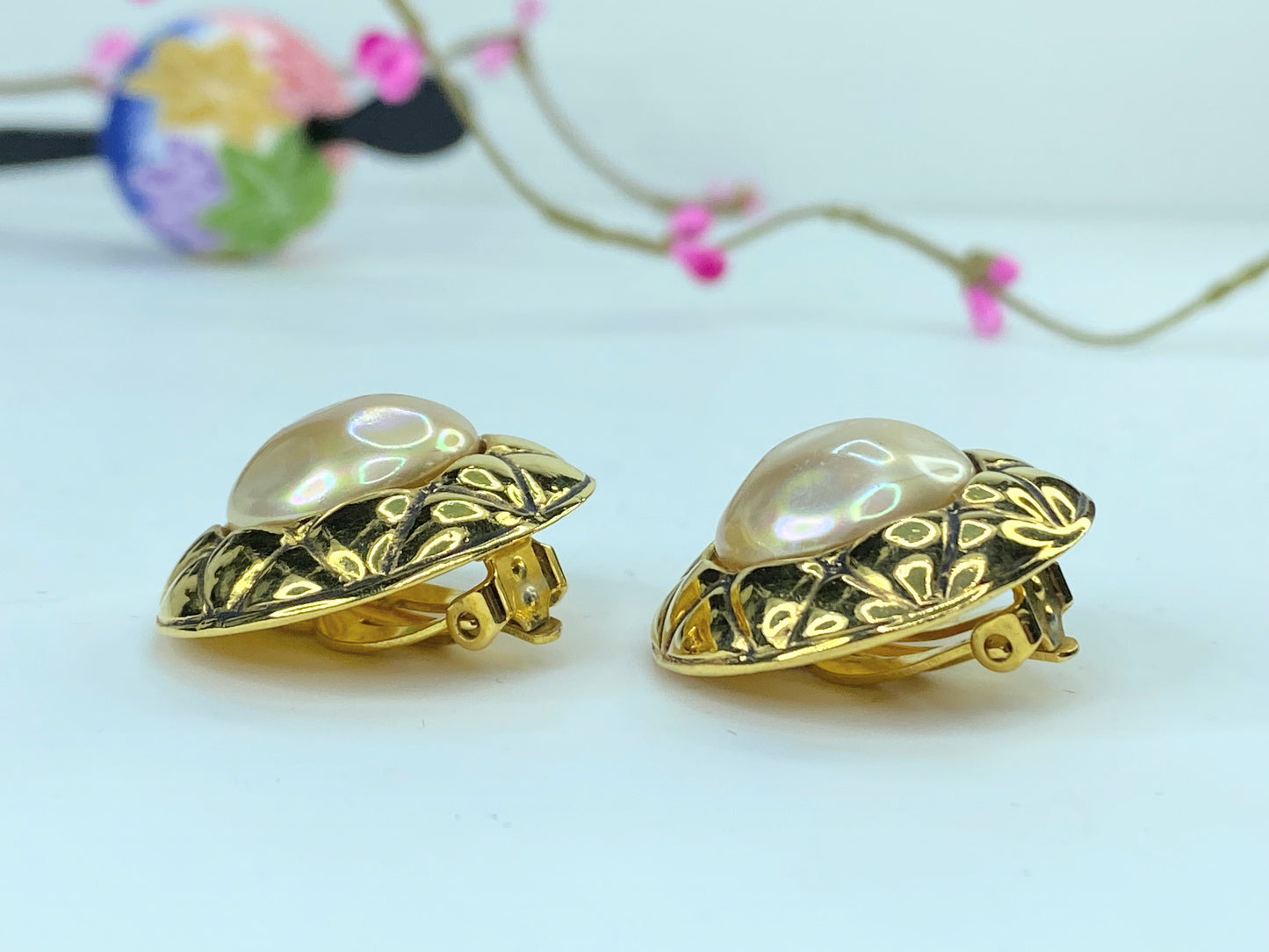 Chanel Matelassé pearl Gold-tone clip on earrings GS349