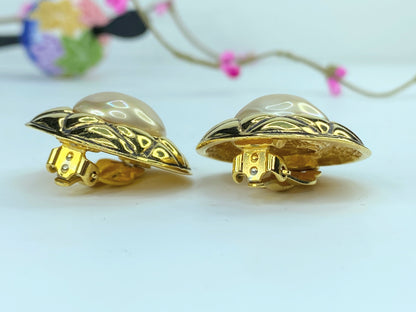 Chanel Matelassé pearl Gold-tone clip on earrings GS349