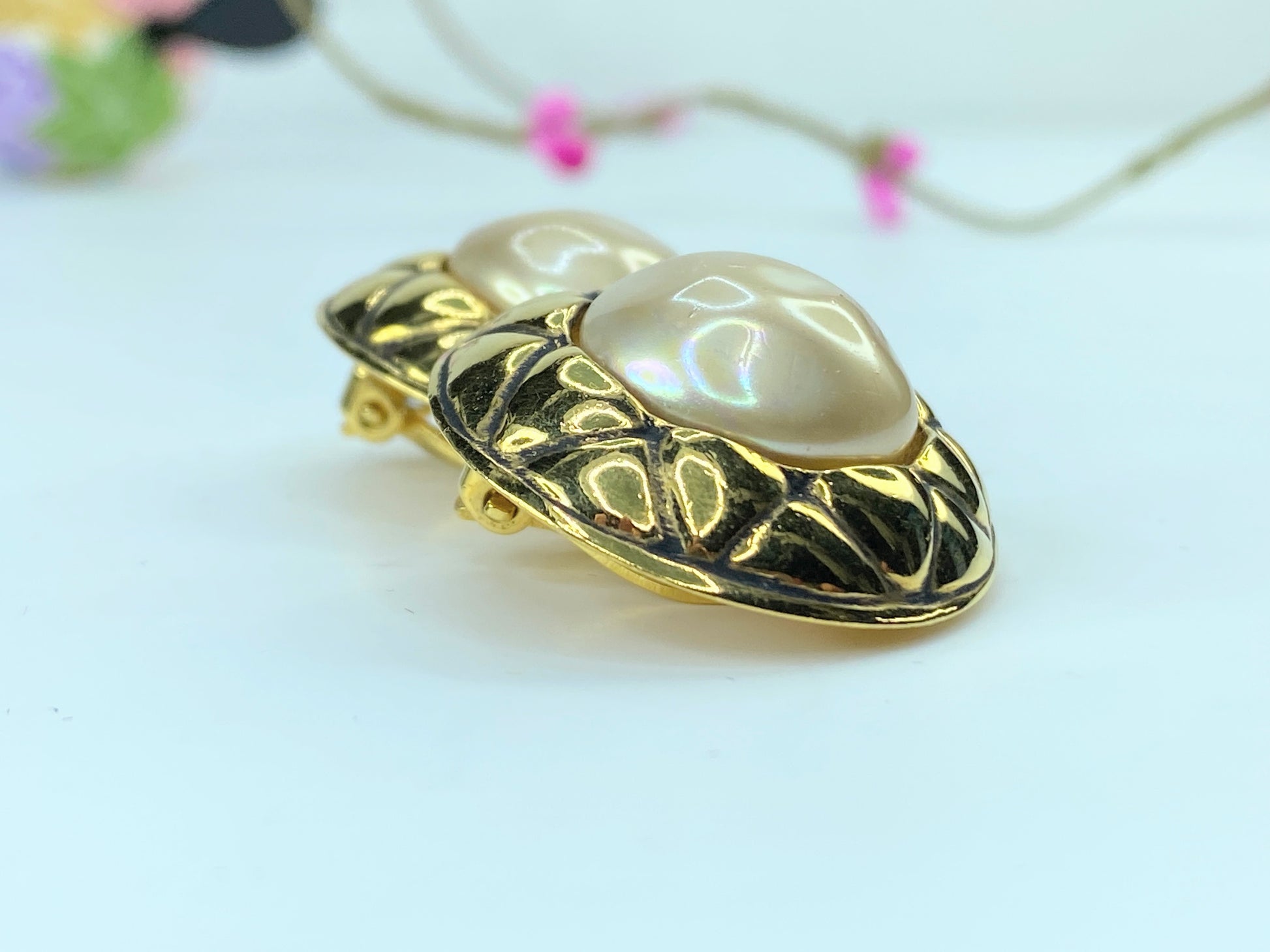 Chanel Matelassé pearl Gold-tone clip on earrings GS349