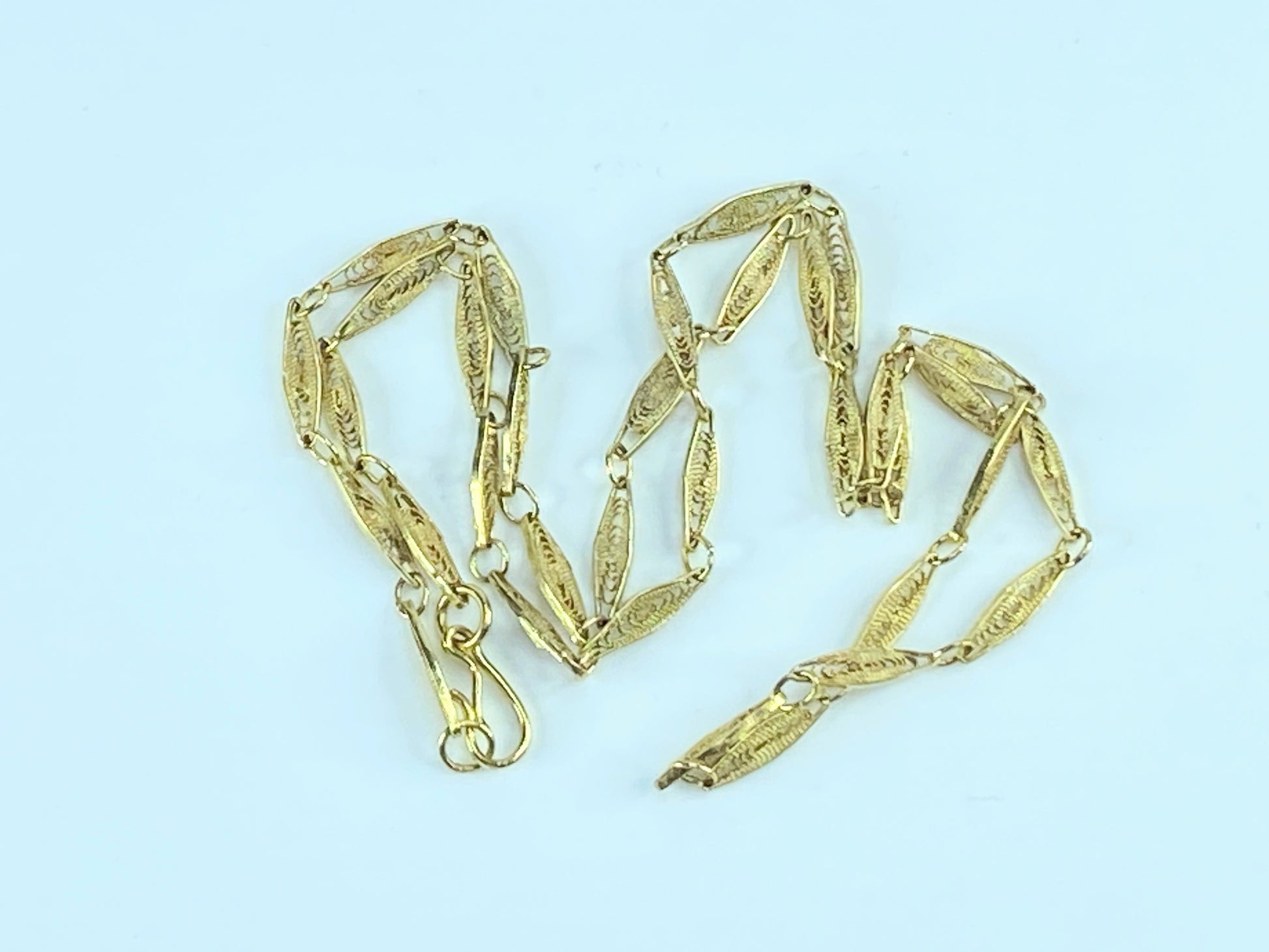 Art Deco 15K gold Filigree Navarrete shape fancy link necklace