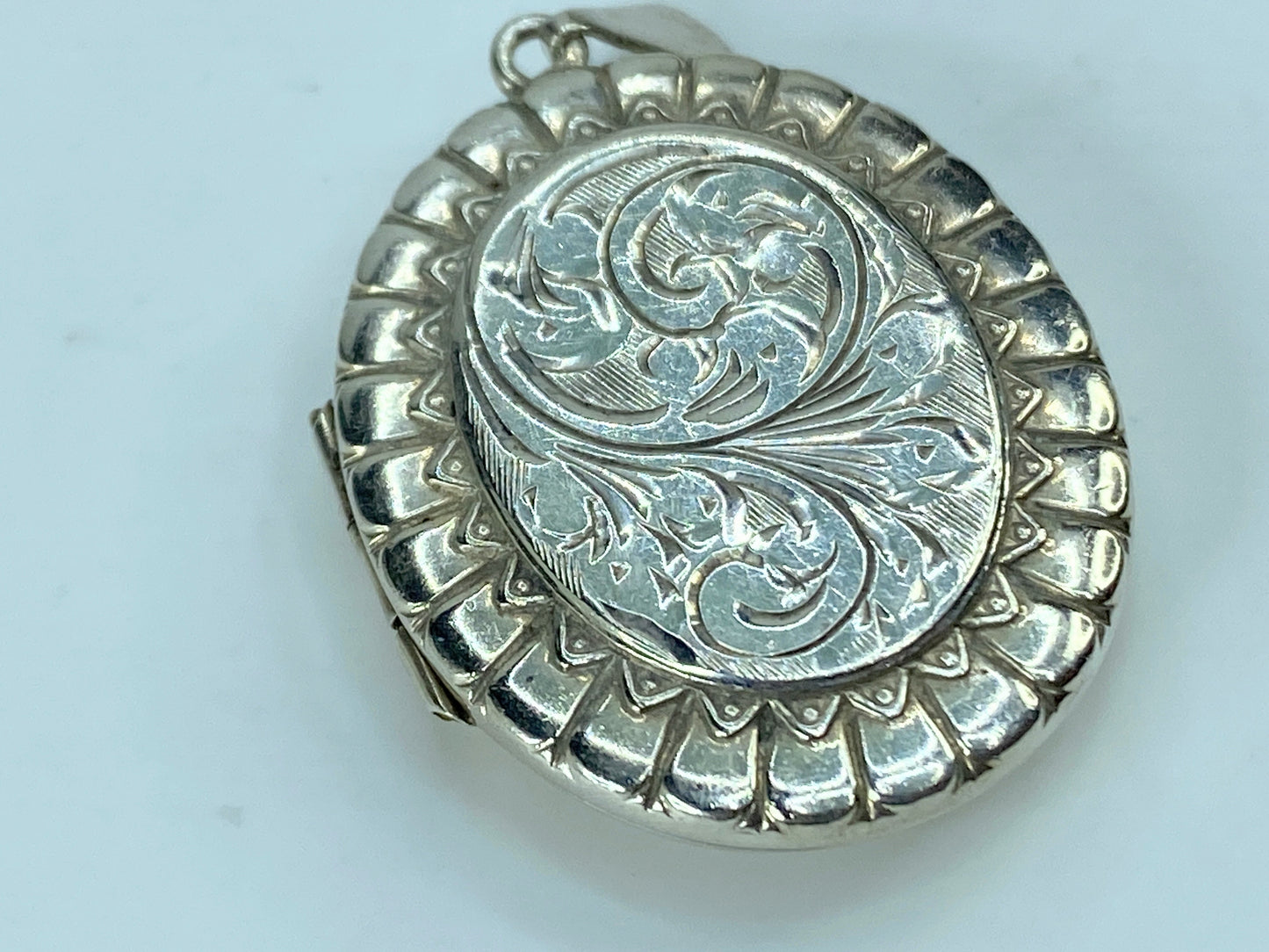 Engraved Double Photo Locket Pendant Necklace Hallmarked Birmingham 1977 JR790