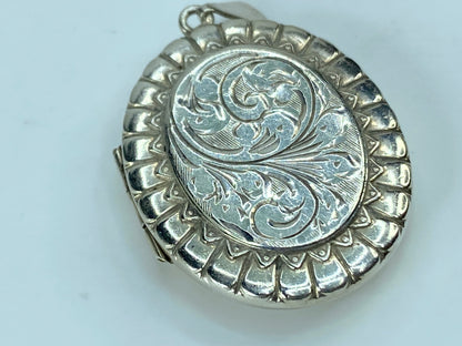 Engraved Double Photo Locket Pendant Necklace Hallmarked Birmingham 1977 JR790