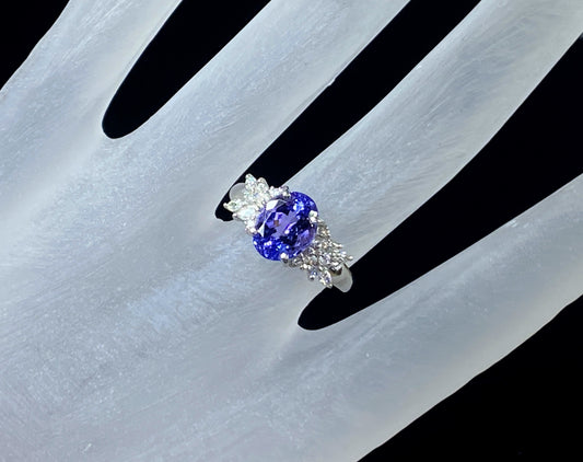 2.55ct Oval faceted Tanzanite 0.8ctw G/VS2 Round brilliant diamond ring