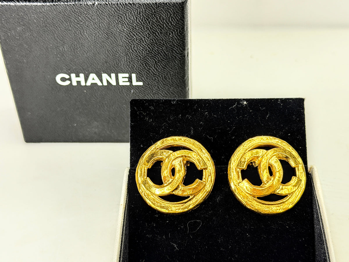 Vintage CHANEL Gold Tone Interlocking CC Clip-On Earrings authentic in box GS853