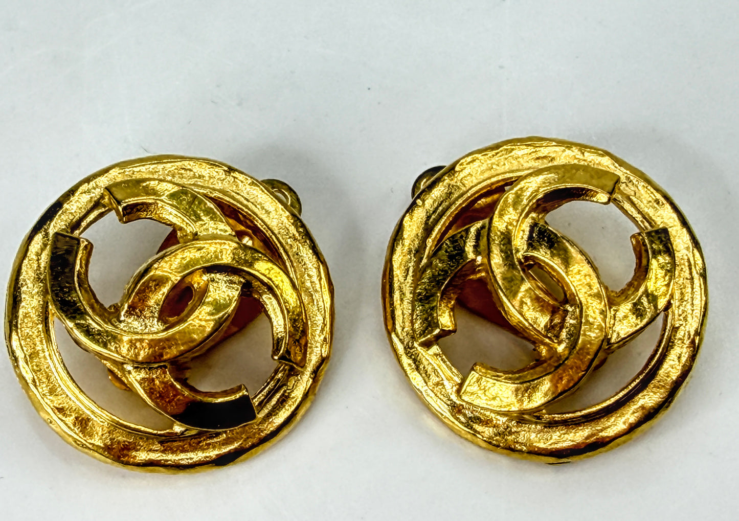 Vintage CHANEL Gold Tone Interlocking CC Clip-On Earrings authentic in box GS853